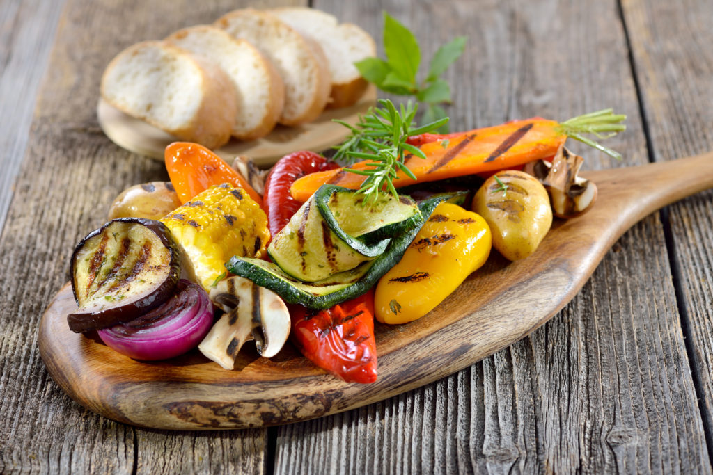 Vegan grillen: Gemischtes Gemüse vom Grill mit Kräutern, Gewürzen und ...